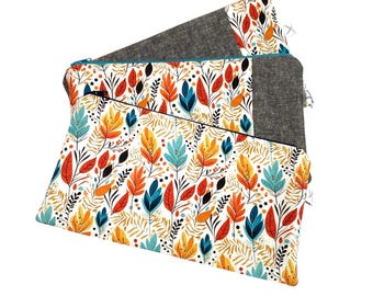 Könnte beinhalten: Zwei Reißverschlusstaschen mit weißem Hintergrund und einem bunten Blumenmuster. Die Taschen sind aus Stoff und haben ein graues Futter.