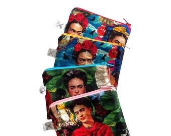 Könnte beinhalten: Mehrere Reißverschlusstaschen mit Frida Kahlo-Porträts. Die Taschen haben unterschiedlich farbige Reißverschlüsse und Hintergründe, darunter Blumen- und tropische Designs. Die Taschen sind rechteckig und aus Stoff.