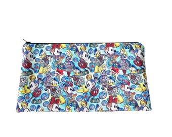 Könnte beinhalten: Eine blaue Reißverschlusstasche mit einem bunten Druck von Mickey Mouse, Minnie Mouse, Donald Duck und anderen Disney-Charakteren.