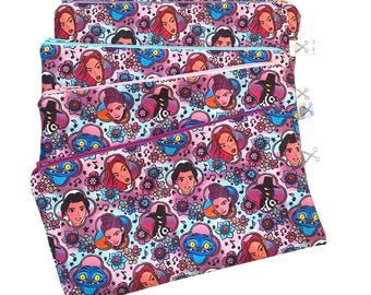 Könnte beinhalten: Mehrere Reißverschlusstaschen mit einem sich wiederholenden Muster aus Cartoon-Gesichtern, Blumen und Noten. Die Taschen haben einen rosa Hintergrund mit blauen, lila und roten Akzenten. Die Reißverschlüsse sind in verschiedenen Farben.