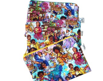 Könnte beinhalten: Ein Set aus vier bunten Reißverschlusstaschen mit einer lebendigen Illustration von Menschen, Tieren und Gebäuden. Die Taschen sind aus Stoff und haben einen gelben Reißverschluss.