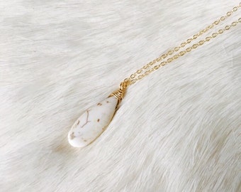Collana semplice in magnesite bianca e oro, matrimonio bianco da sposa, collana in pietra bianca, gioielli neutri e semplicistici, semplice ciondolo bianco