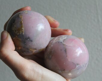 Sphère d'opale rose péruvienne - Orbe en cristal poli avec dendrites