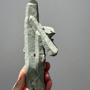 Rare - druzy grey Quartz with chlorite  Inner Mongolia Quartz- unique Quartz,  - natural Quartz Inner Mongolia- witches finger Quartz point