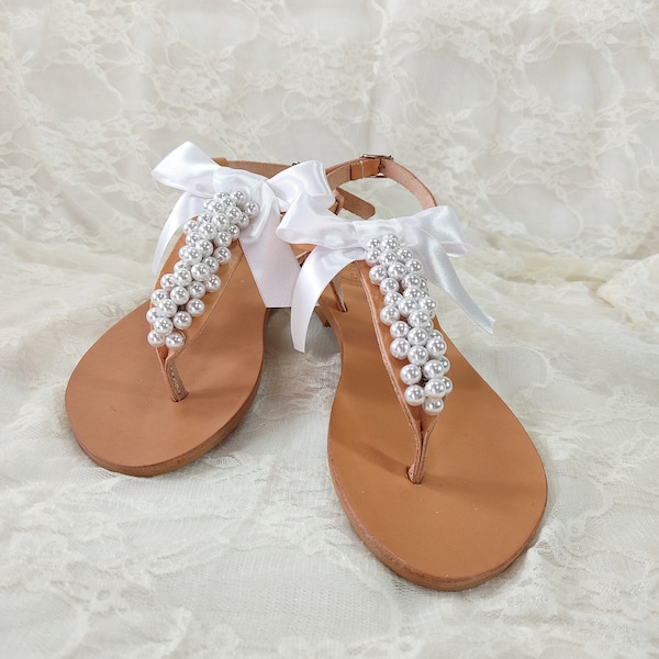 Sandales en cuir de mariage avec perles blanches et arc blanc, sandales de mariée avec perles, sandales décorées en cuir grec, chaussures de fête de mariée