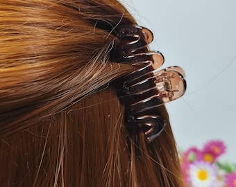 Wave Hair Claw Clip: Modern Acrylic Hair Accessory