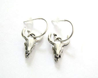 Σκουλαρίκια κρίκοι με ταύρο / Silver hoop earrings with dangle skull bull