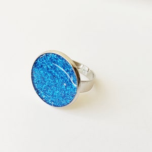 Blue adjustable silver ring, Light blue glittered resin ring, Round adjustable ring, Everyday ring, Summer ring, Minimalist ring
