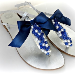 Hochzeitssandalen- Silberne Ledersandalen- griechische Ledersandalen mit Perlen und Satinschleife- Brautparty Verzierte Sandalen-Brautjungfern Sandalen