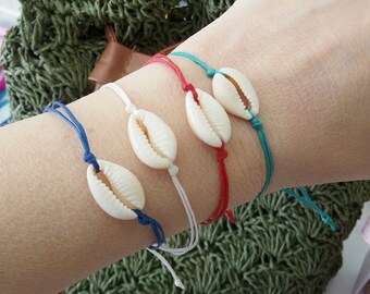 Cowrie shell bracelet Summer jewelry, Cowrie string bracelet, Beaded seashell bracelet,Adjustable minimalist jewelry, Beach Layering jewelry