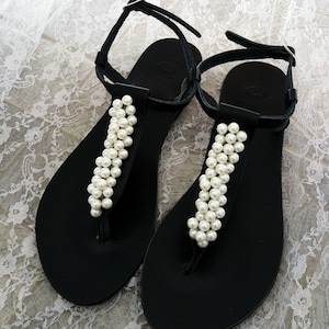 Schwarze Ledersandalen, Perlensandalen, Griechische Ledersandalen, Strandparty Wohnungen, Elfenbeinperlen, Sommersandalen, Handgefertigte Sandalen, Damenschuhe
