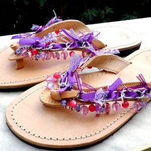 Griechische Ledersandalen verziert mit lila rosa Perlen und Kette/ Strandparty Schuhe/ Fuchia lila Sommer flache/ Strandmode/ Sommersandalen