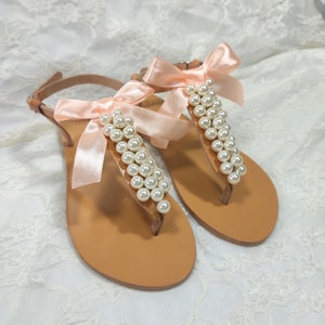 Hochzeitssandalen, griechische Ledersandalen mit Elfenbeinperlen und pfirsichfarbener Satinschleife verziert, Brautschuhe, Pears Wohnungen, Brautjungfernsandalen