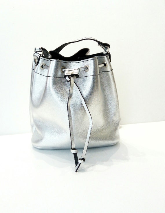 バッグ M. Leather Cylinder Bag (Silver) Maje_MFAPM00221-0500_H_1.jpg