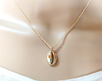 Κοντό κολιέ επίχρυσο κοχύλι  /  Cowrie shell gold necklace