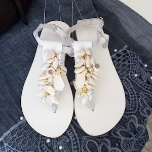 Weiße Ledersandalen mit Muscheln verziert, Strandhochzeitsschuhe, Muschel-Brautsandalen Strandpartyschuhe, Brautwohnungen, Sommerschuhe
