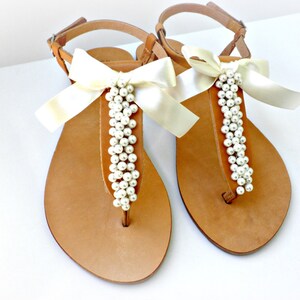 Hochzeit Sandalen / griechische Ledersandalen mit Elfenbein Perlen und Satin Schleife /Braut Party Schuhe / Elfenbein Frauen Wohnungen / Brautjungfer Sandalen