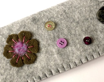 Grey felt eyeglass case-Mother's day gift-Felt case-Flower felt case-Grey,purple,green buttons -  Eyeglasses case - Felt flower and buttons