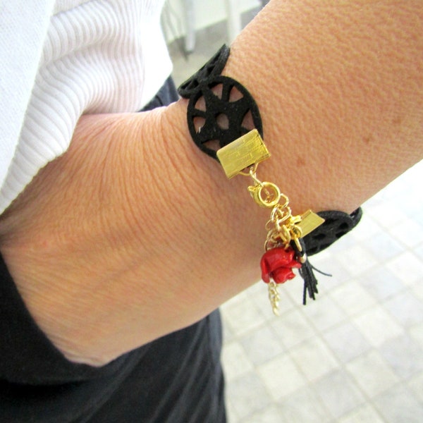 Bracelet rose rouge cuf noir bracelet en daim noir garniture avec charme rose rouge bracelet réglable rouge rose bijoux cadeau pour elle