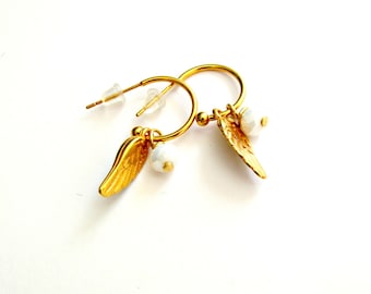 Επίχρυσα σκουλαρίκια κρίκοι με φτερό / Gold hoop earrings with feather and white bead