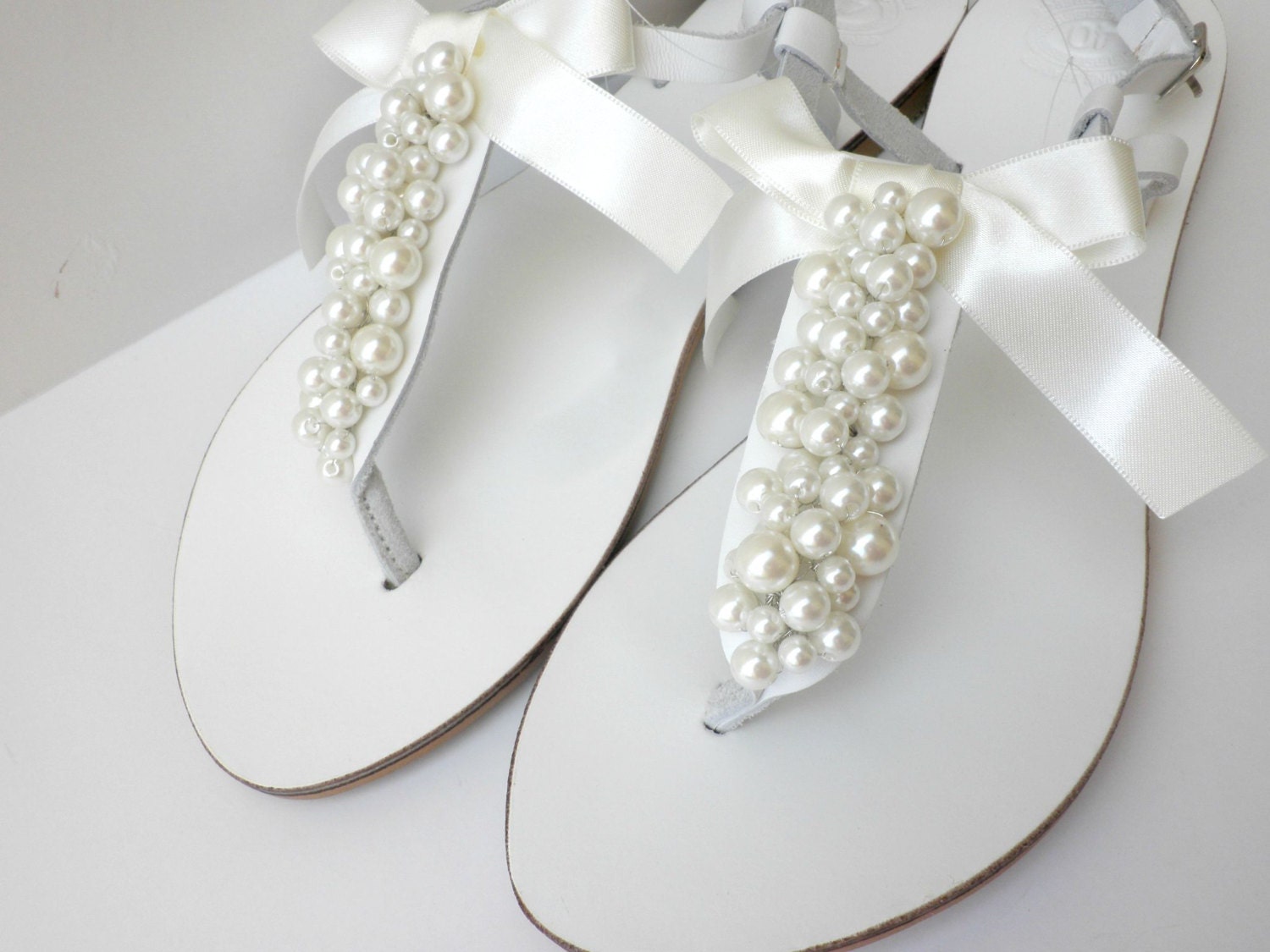Witte Griekse sandalen met ivoren parels Bruiloft witte sandalen met ivoren parels en satijnen strik Schoenen damesschoenen Sandalen T-strap sandalen Bruids witte flats / Bruidsmeisje schoenen 