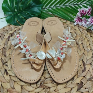 Griekse leren sandalen met schelpkralen en parels, zomerslippers, strandsandalen, rode koraal kralensandalen, zomerslippers
