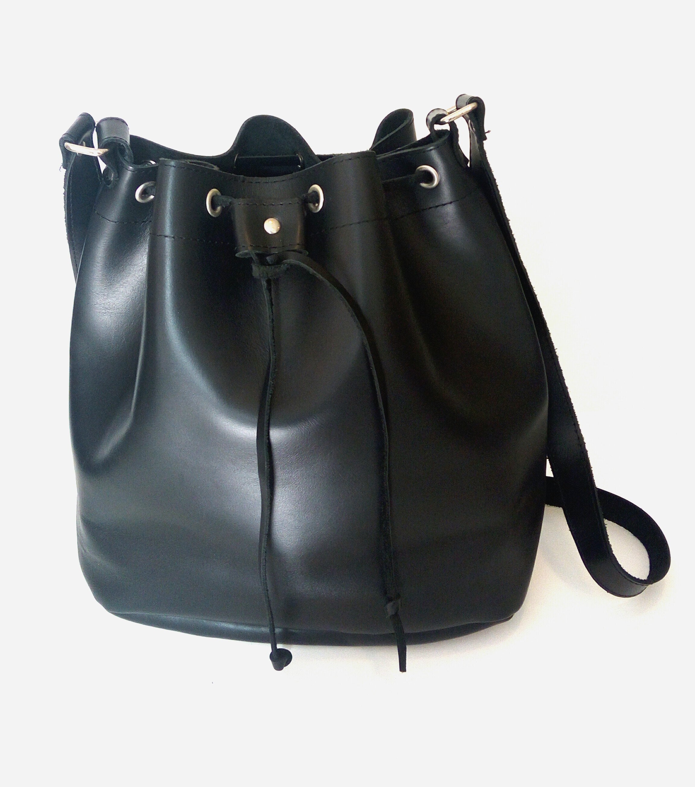 Μαύρη δερμάτινη τσάντα πουγκί /Black leather bucket bag