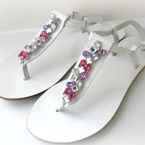 Weiße Sandalen verziert mit fuchsia lila rosa Strasssteinen, Hochzeitssandalen, Brautparty Flache, griechische Ledersandalen, Strandhochzeiten