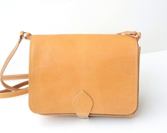 Δερμάτινη τσάντα σε φυσικό χρώμα  /  Crossbody leather bag