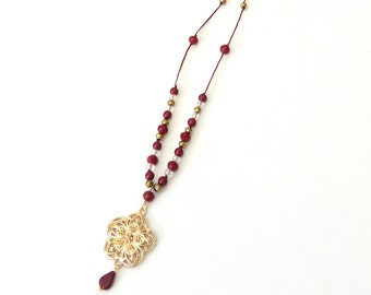 Κολιέ με επίχρυσο λουλούδι και bordeux χάντρες, Long beaded necklace with gold flower pendant