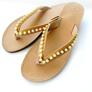 Perlensandalen Hochzeitssandalen griechische Ledersandalen verziert mit elfenbeinfarbenen Perlen Brautjungfern Schuhe Sommersandalen Beach Party Sandalen