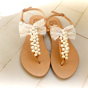 Hochzeitssandalen, Brautschuhe, griechische Sandalen verziert mit Elfenbeinperlen und Elfenbeinspitzenschleife, Sommersandalen, Frauenschuhe, Brautparty Wohnungen