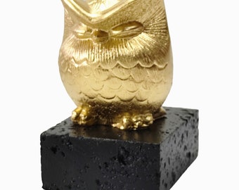Χρυσή κουκουβάγια πέτρινο άγαλμα σε μαύρη βάση, Gold owl statue on black base
