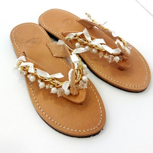 Sandalias de boda- Chanclas de piel estilo boho chic- Sandalias decoradas con cadena dorada- Sandalias de novia- Sandalias de piel griega con perlas- Zapatos planos de mujer