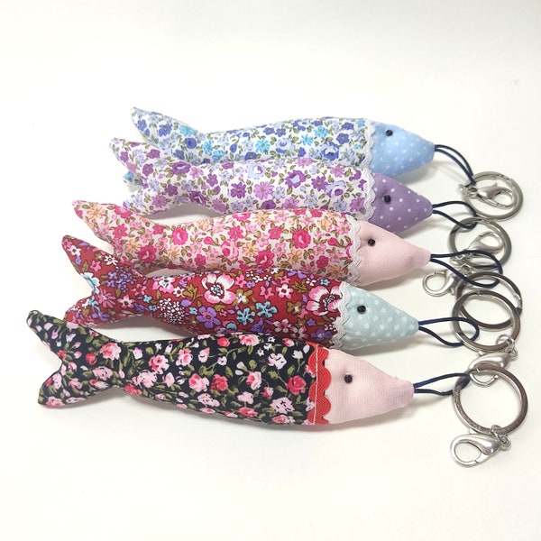 Porte-clés floral sardine, porte-clés fait main en tissu sardine, breloque sardine en coton, accessoire unique en forme de poisson, porte-clés inspiré de la nature