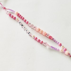 Lot de 2 bracelets de téléphone avec perles colorées en acrylique - Papillon - Perles d'imitation - Fait à la main - Chaîne de téléphone portable pour femme - Anti-perte