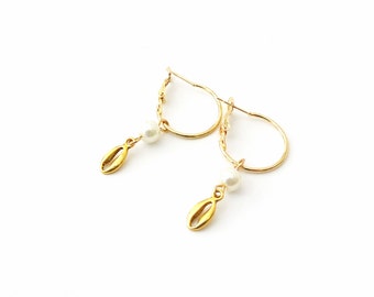 Eπίχρυσοι κρίκοι με πέρλα και και κοχύλι / Gold hoops earrings with pearl and gold cowrie