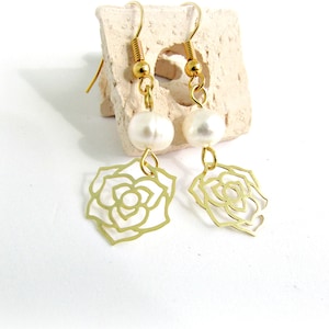 Wedding pearl earrings, Gold flower earrings with pearls, Freshwater pearl earrings, Bridal earrings, Filigree gold flower, Elegant earrings