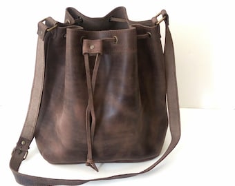 Καφέ δερμάτινο πουγκί / Brown bucket leather bag