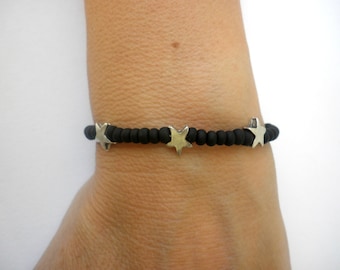 Βραχιόλι με μαύρες χάντρες και αστέρια / Black beaded bracelet with stars