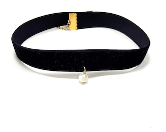 Μαύρο βελούδινο τσόκερ με μαργαριτάρι   /   Black velvet choker with freshwater pearl