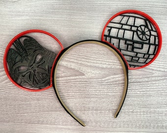 Könnte beinhalten: Rote und schwarze Mäuseohren mit einem Darth Vader und Death Star Design.