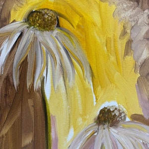 Puede incluir: Una pintura de dos margaritas blancas con centros marrones sobre un fondo amarillo y marrón.