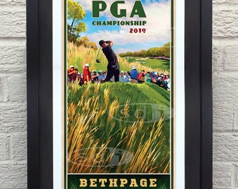 Può includere: Un poster in stile vintage che pubblicizza il PGA Championship 2019 al Bethpage Black a Farmingdale, NY. Il poster presenta un golfista in azione su un campo da golf verde con una folla di spettatori sullo sfondo.