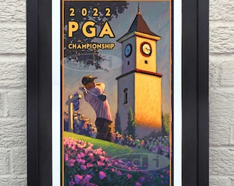 Può includere: Un poster in stile vintage per il Campionato PGA 2022 al Southern Hills C.C. a Tulsa, Oklahoma. Il poster presenta un golfista in azione sullo sfondo di una torre dell'orologio e fiori viola.