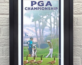 Può includere: Un poster in stile vintage per il Campionato PGA 2020 a Harding Park a San Francisco, California. Il poster presenta un golfista che oscilla una mazza, con un gruppo di oche in primo piano e uno sfondo sfocato di alberi.