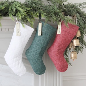 Gepersonaliseerde gewatteerde kerstsokken | Familienaam kerstsok op maat | Unieke kerstsokken | Modern feestelijk vakantiedecor