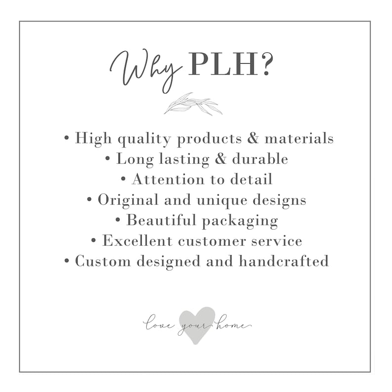 Op de afbeelding: Waarom PLH? Een witte tekstafbeelding met een lijst van redenen om voor PLH te kiezen. De lijst bevat: hoogwaardige producten & materialen, duurzaam & stevig, aandacht voor detail, originele en unieke ontwerpen, mooie verpakking, uitstekende klantenservice, op maat ontworpen en handgemaakt. De afbeelding bevat ook een klein grijs hart met de tekst "love your home".
