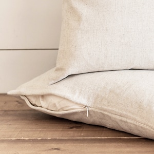 Puede incluir: Dos fundas de almohada beige con cierre de cremallera. Las fundas de almohada est&aacute;n hechas de una tela suave y texturizada.