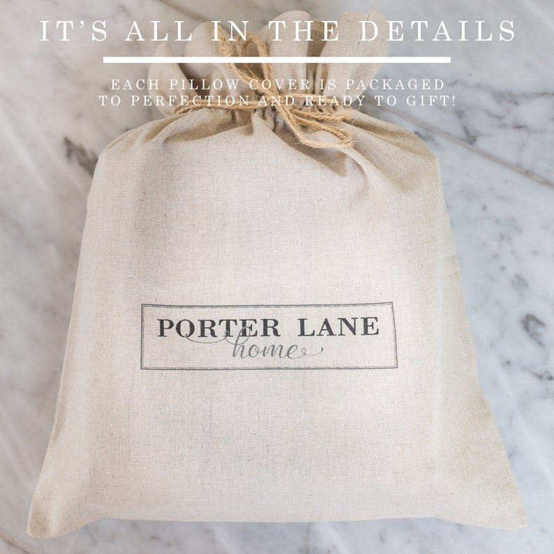 Puede incluir: Una bolsa de lona beige atada con hilo, con el texto "PORTER LANE home" en un marco rectangular. La bolsa est&aacute; impresa con el texto "IT'S ALL IN THE DETAILS" y "EACH PILLOW COVER IS PACKAGED TO PERFECTION AND READY TO GIFT!"